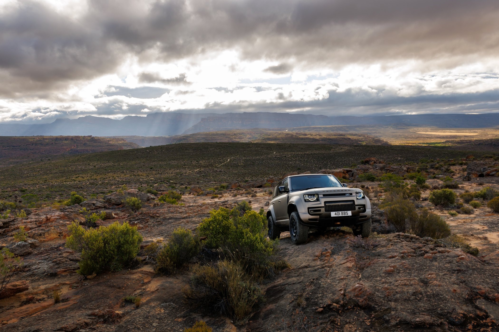 Panel de control y volante cómodamente diseñados para una mejor ergonomía.