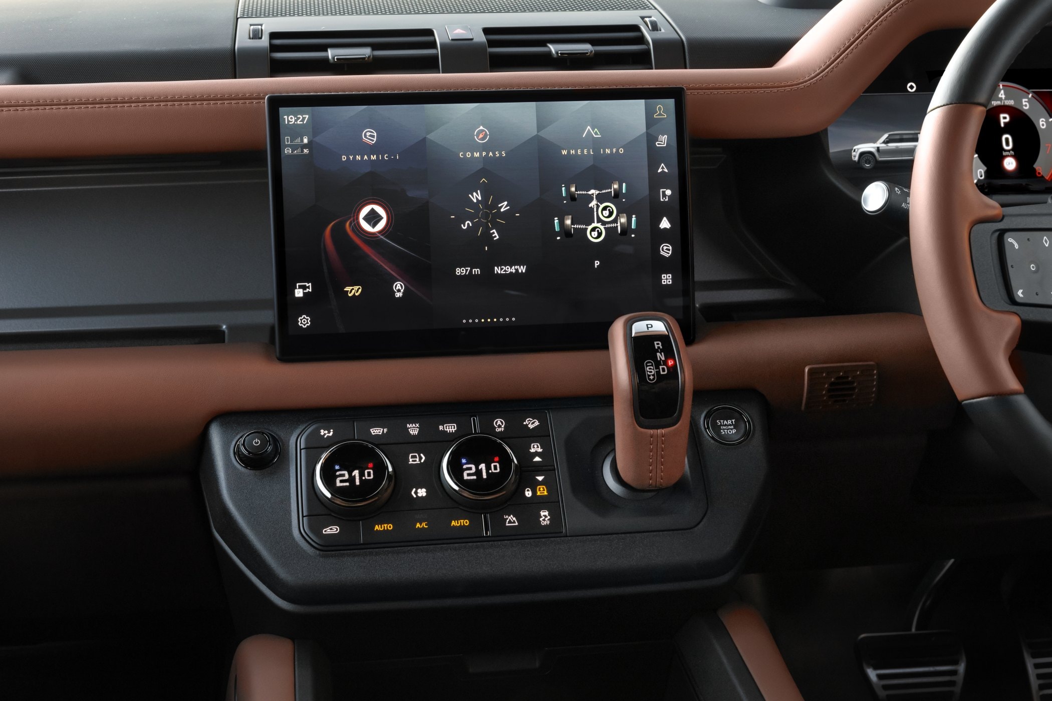 Vista trasera del Land Rover Defender, combinando robustez y estilo.