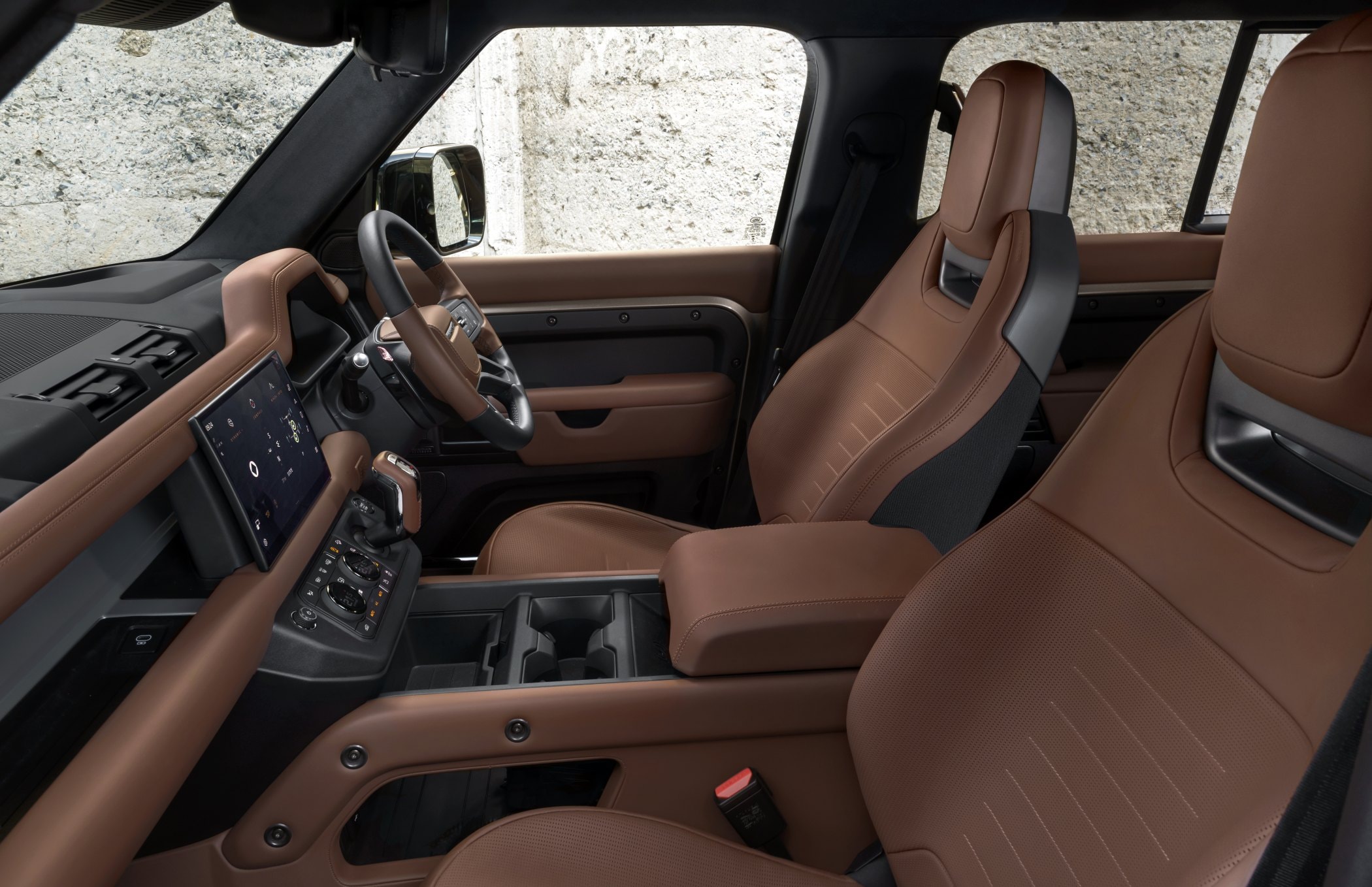 Perfil lateral en movimiento, exhibiendo su diseño robusto y aerodinámico.