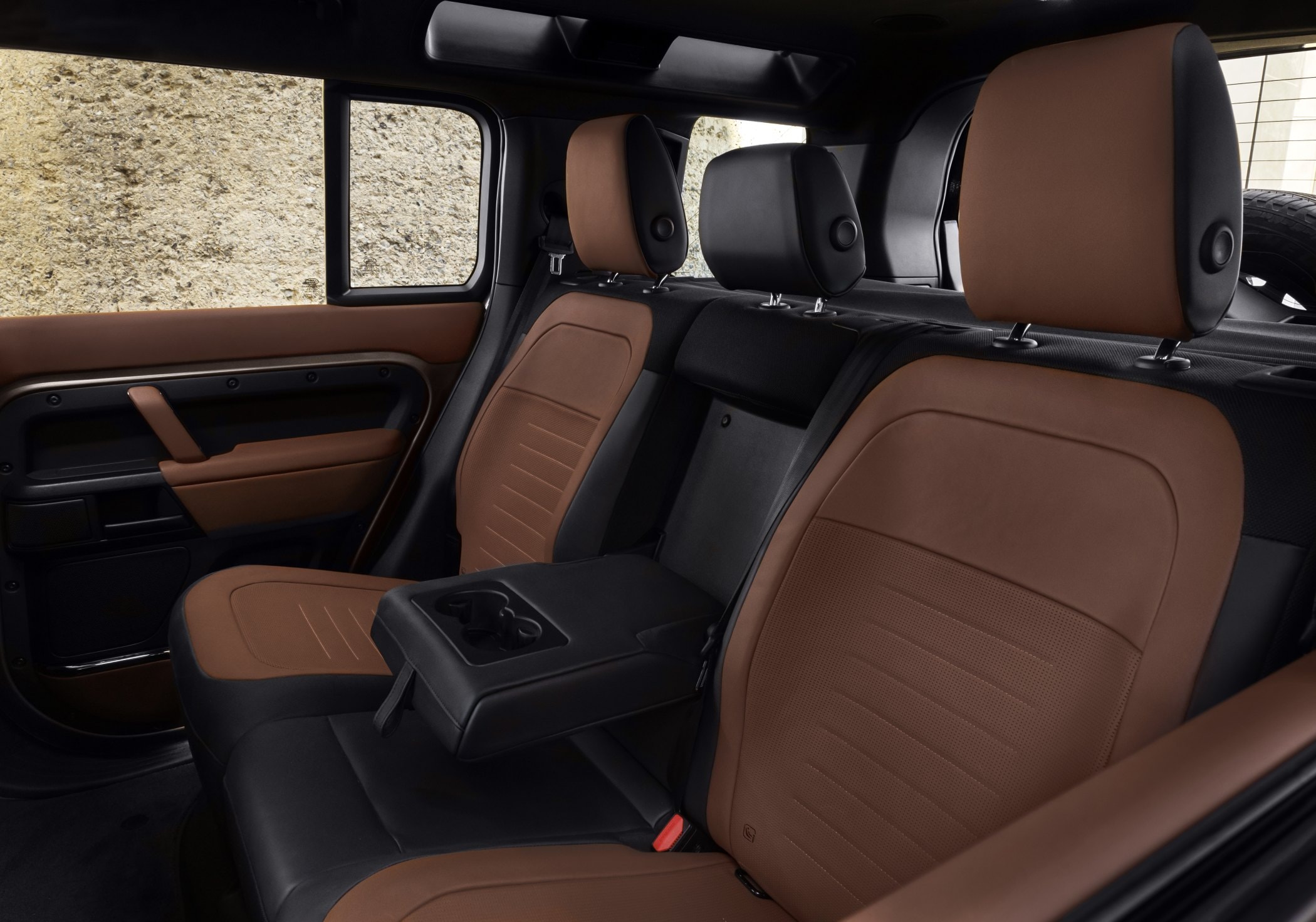 Asientos traseros con amplio confort, perfectos para viajes largos.
