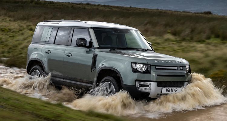 Land Rover Defender híbrido mostrando su capacidad todoterreno.