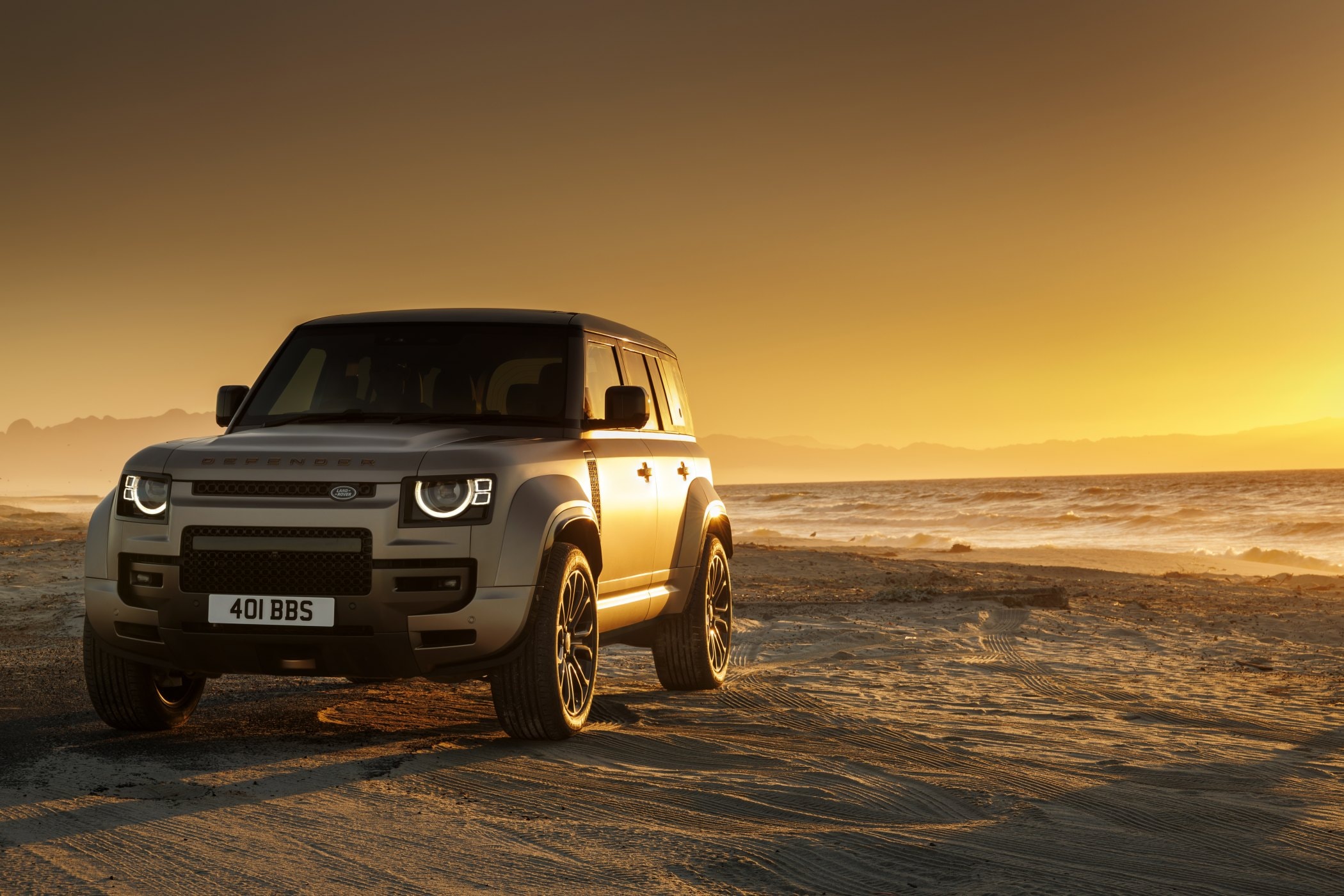 Vista delantera de los asientos delanteros, diseño ergonómico y comodidad.