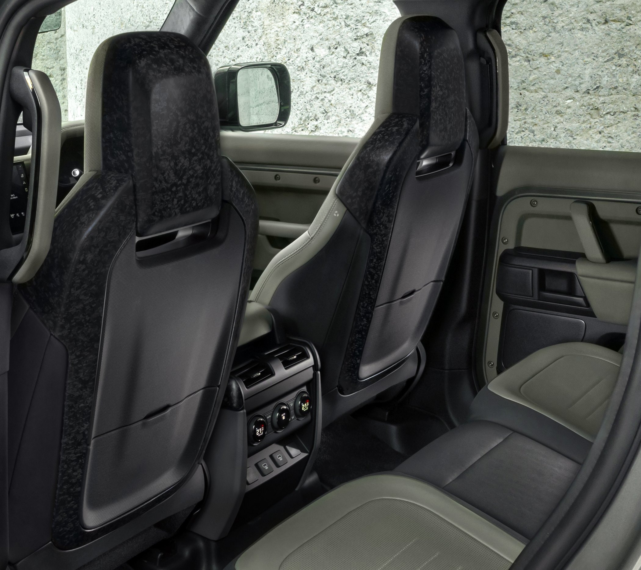 El robusto diseño del Land Rover Defender Híbrido en un entorno montaña.