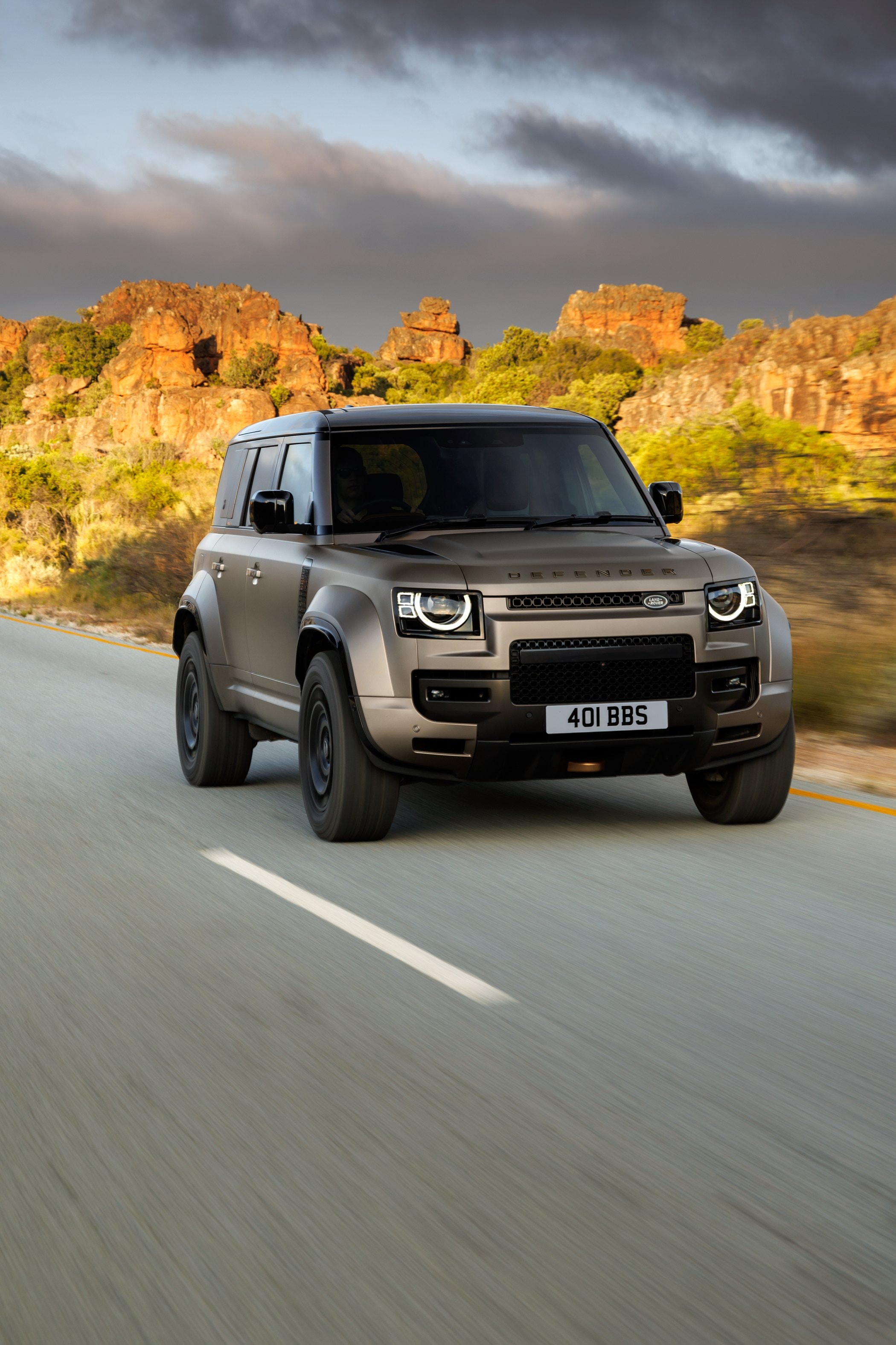 Primer plano del frontal del Land Rover Defender Híbrido, destacando su diseño.