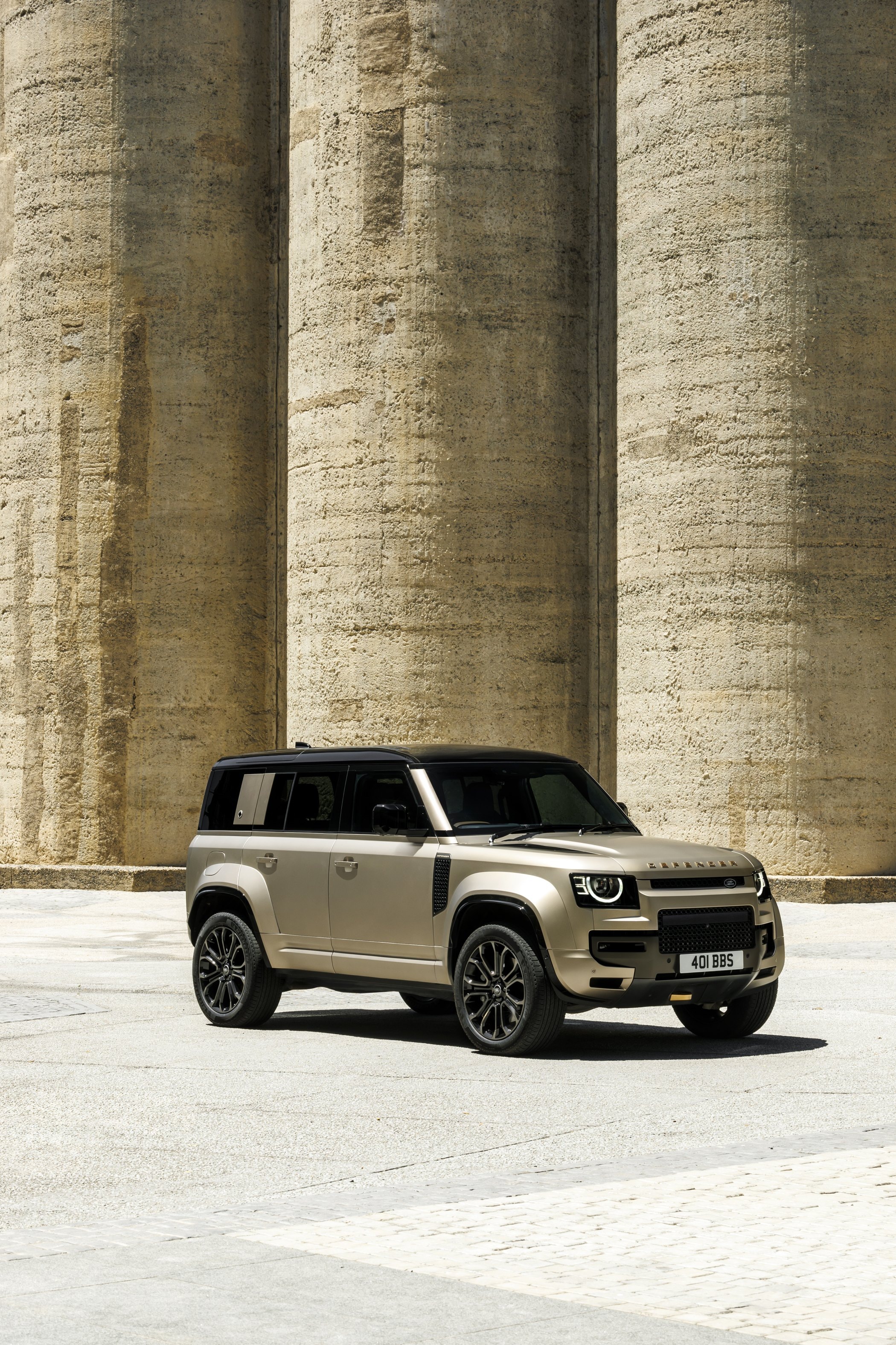 El Land Rover Defender híbrido se destaca por su diseño robusto y contemporáneo.