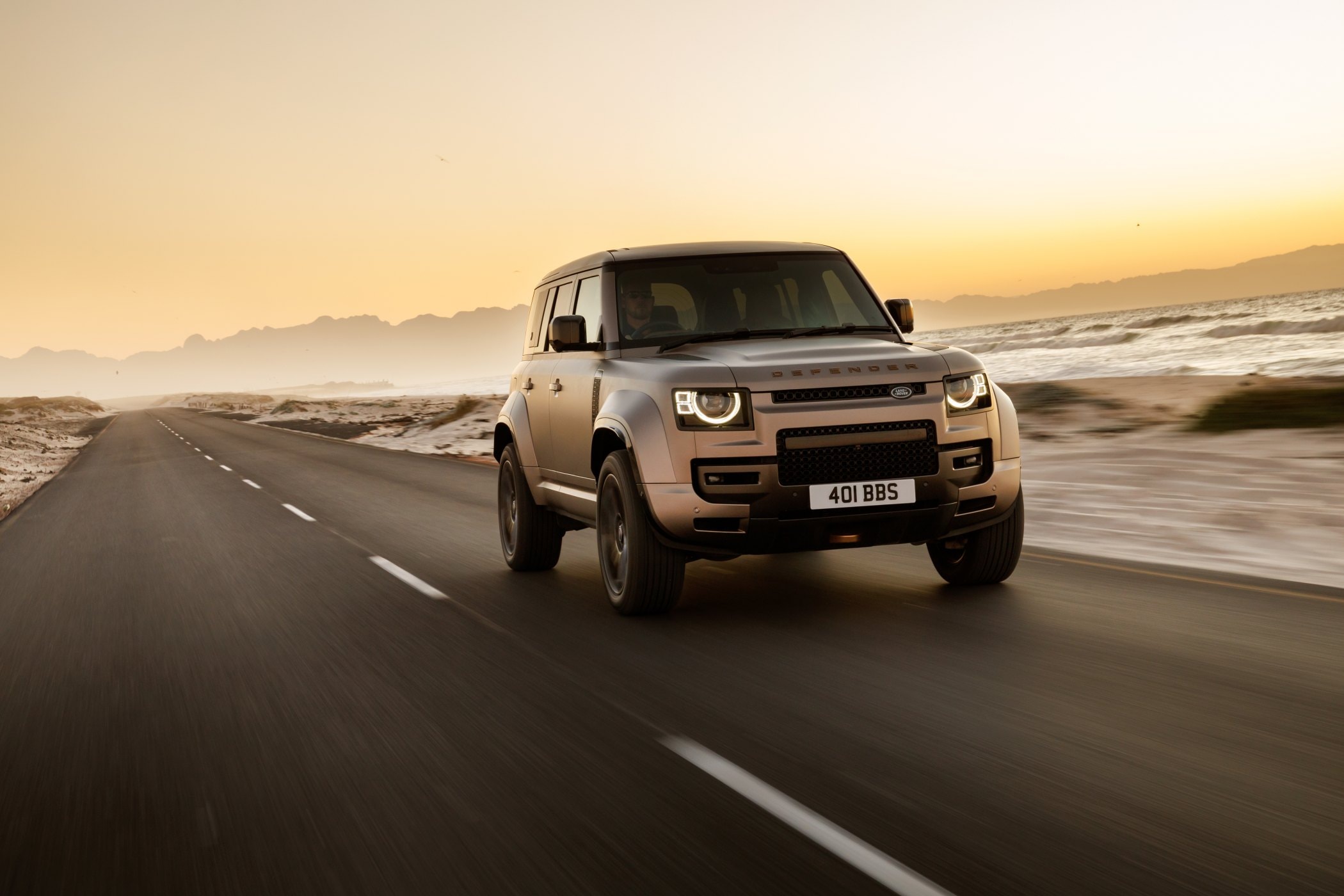 Interior del Land Rover Defender Híbrido, detalles premium de los asientos traseros.
