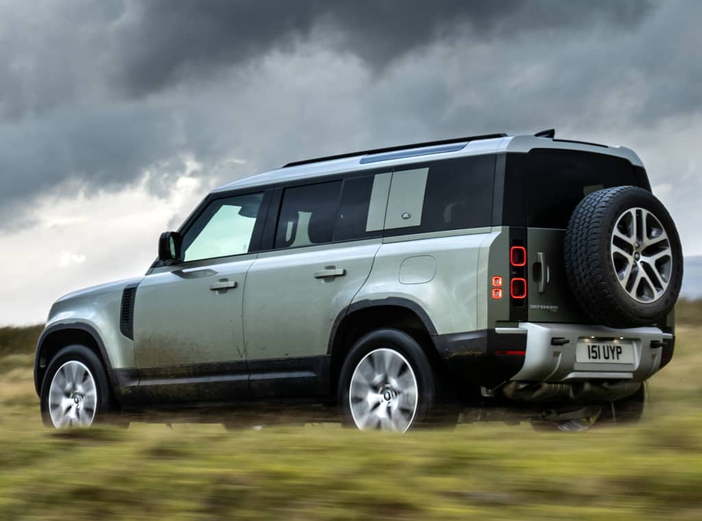 Perfil del Defender híbrido destacando su diseño robusto.