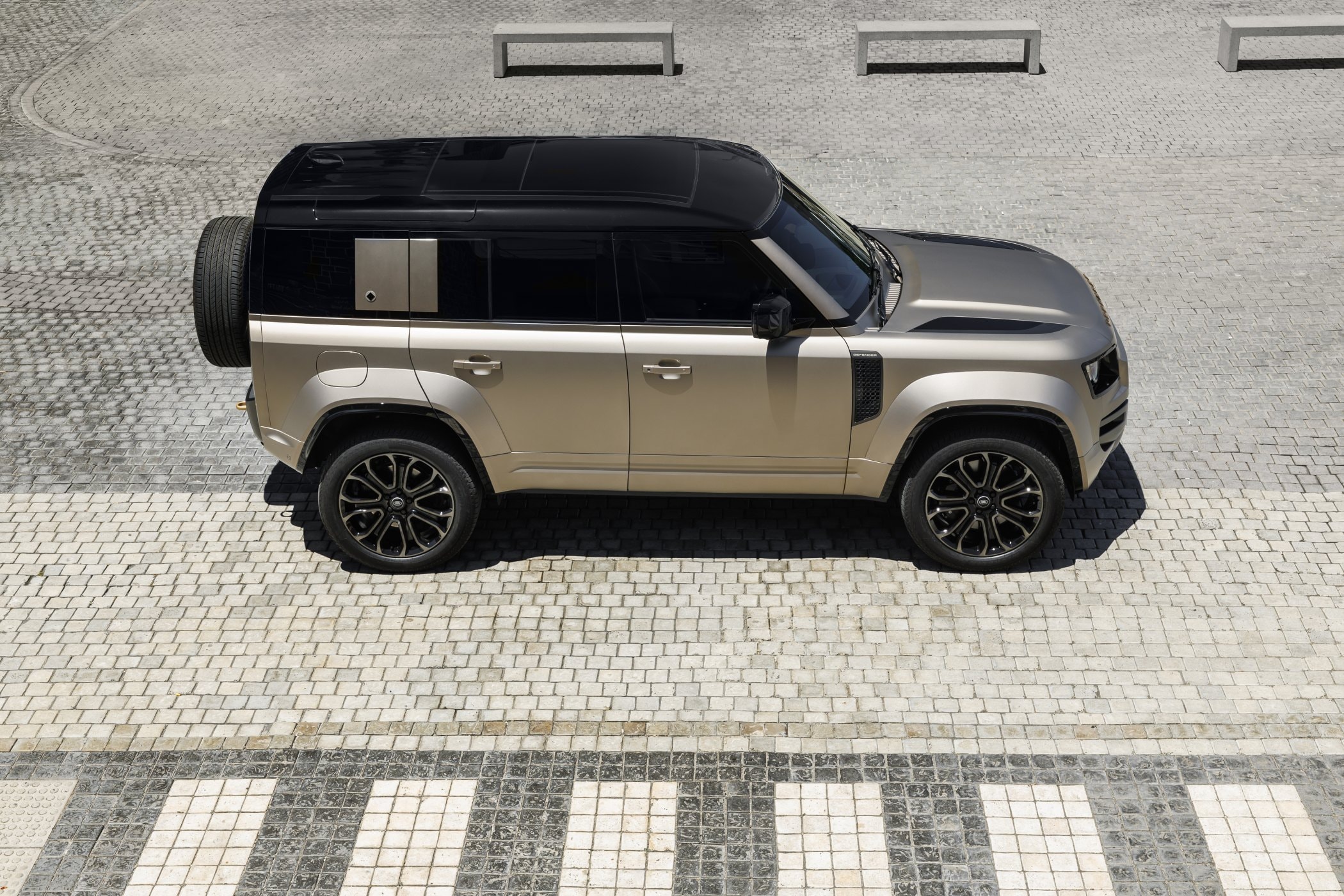 Vista trasera del Land Rover Defender Híbrido, elegante y robusto.