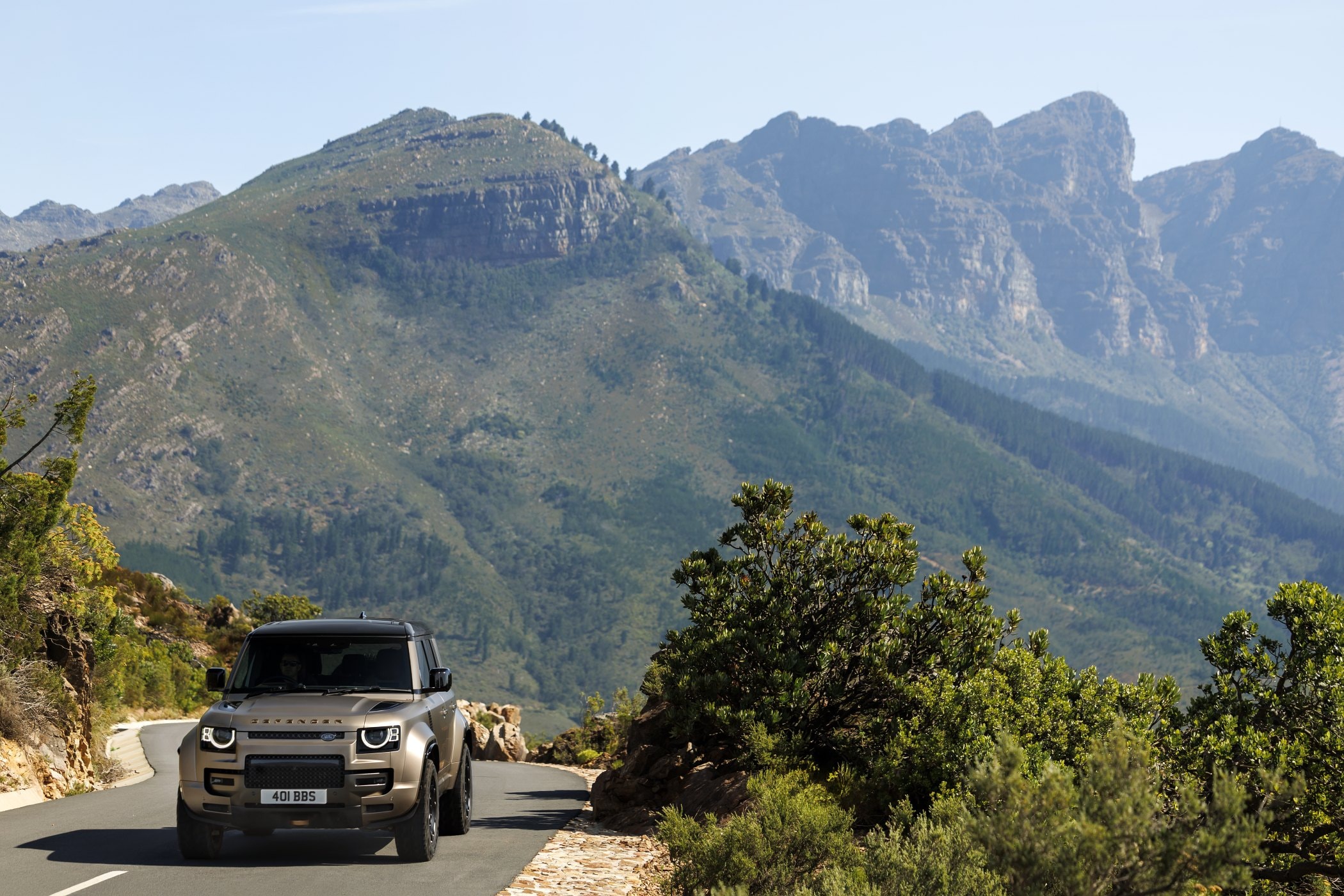 Vista trasera del Land Rover Defender Híbrido, con un diseño robusto.