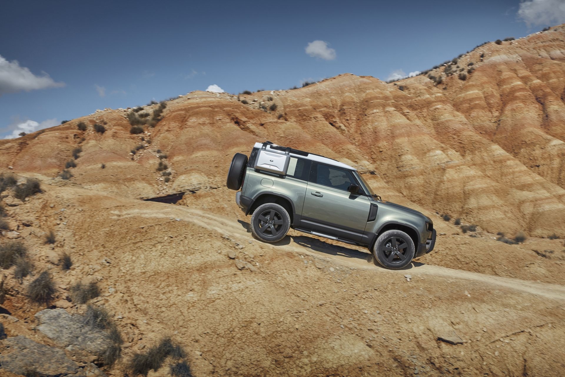 Subiendo por terreno rocoso, el Land Rover Defender evidencia su agilidad