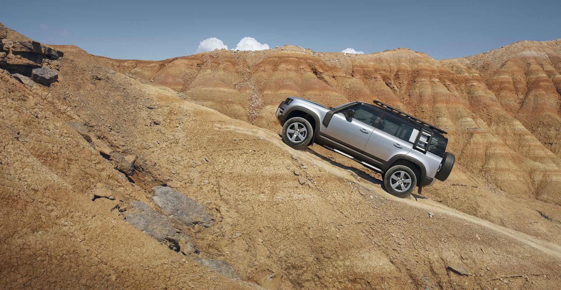 Land Rover Defender mostrando sus capacidades todo terreno.