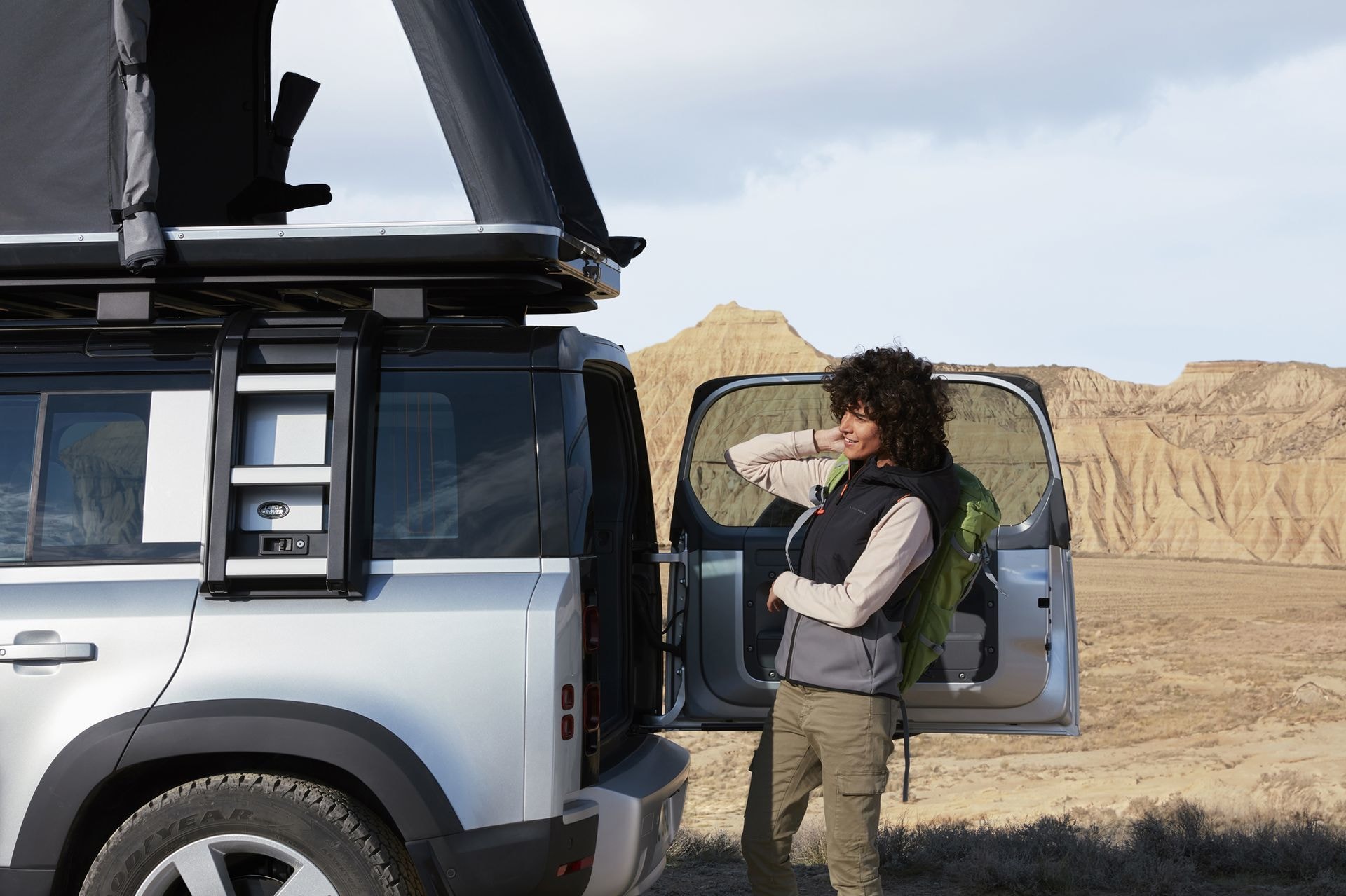 Mujer alistando el Defender, mostrando la comodidad del espacio interior.