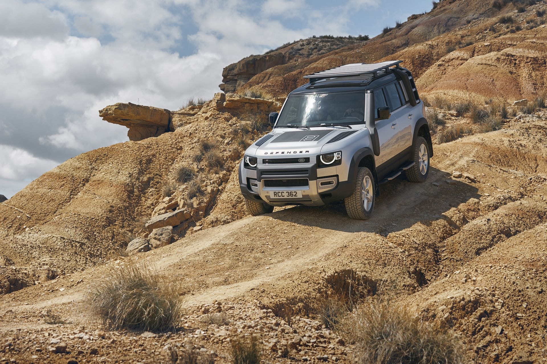 Elegante y robusto, el Defender enfrenta caminos desafiantes con destreza.