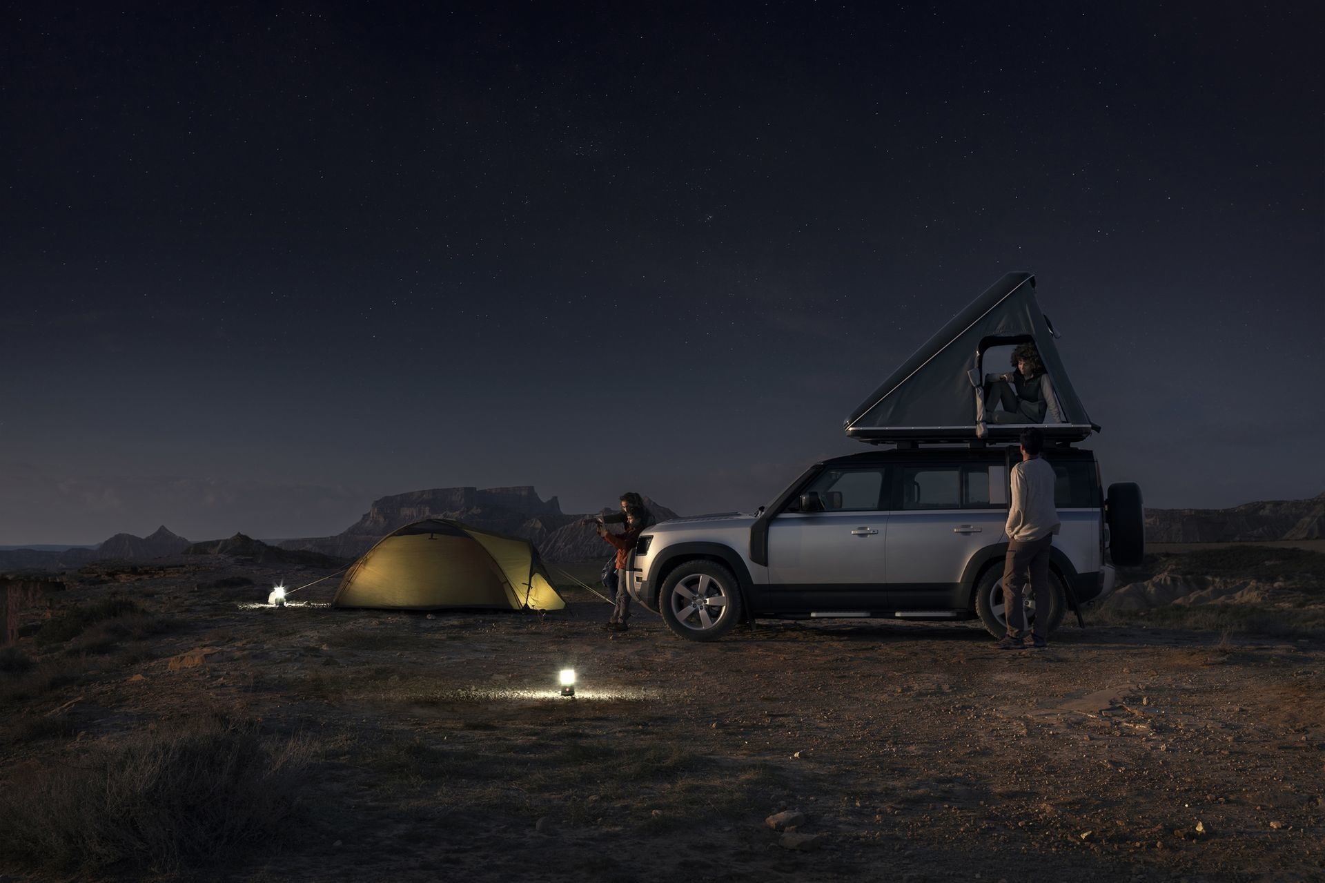 El Defender, protagonista de una escena nocturna de campamento.