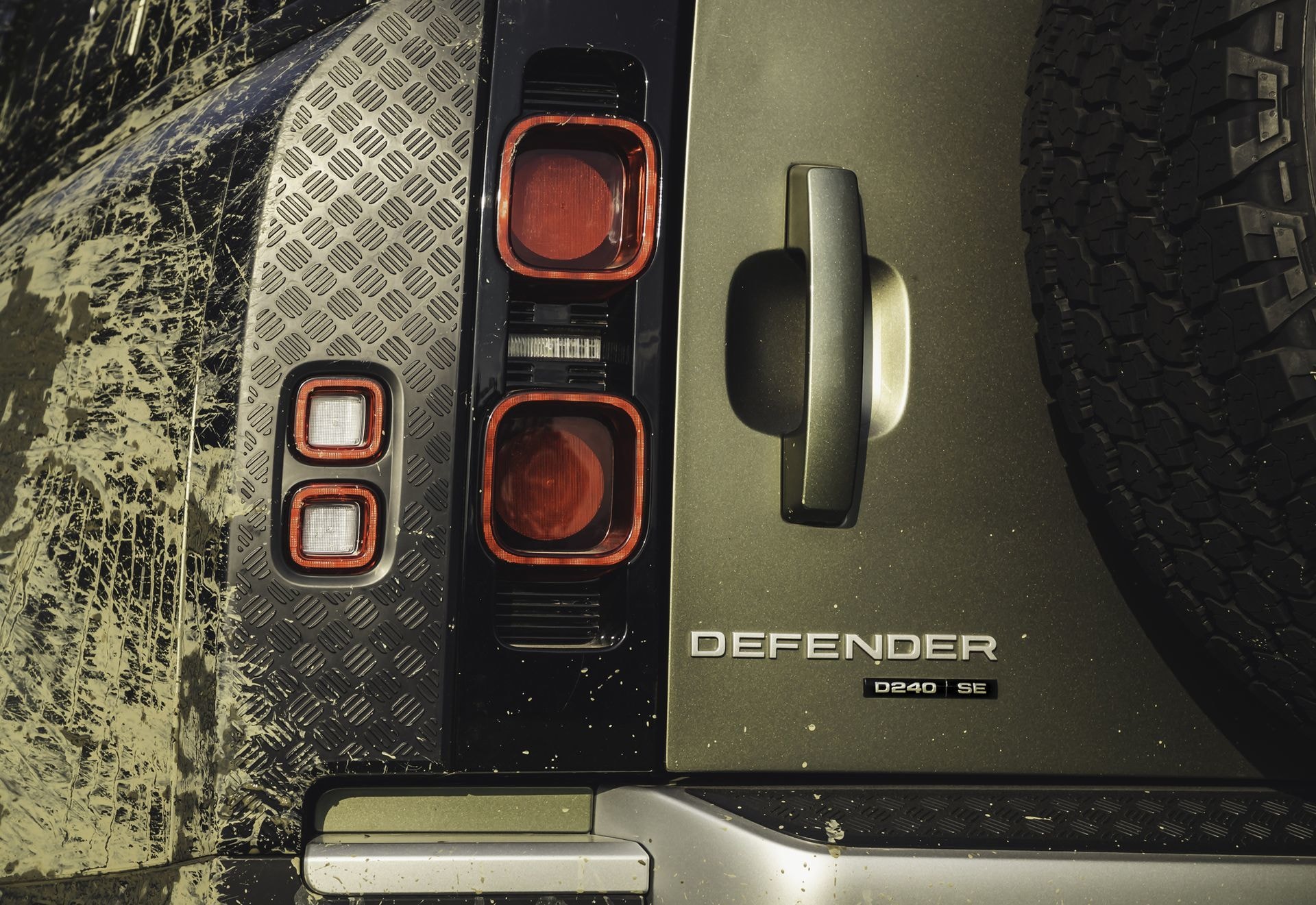 Vista lateral del detallado diseño de las luces y manija en Land Rover Defender.