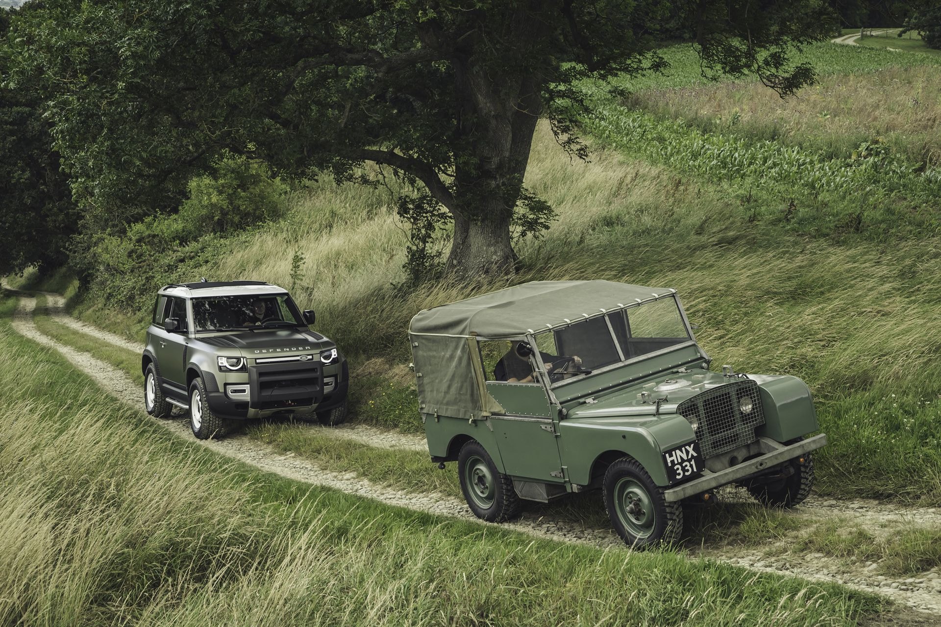 Comparativa histórica modelos Defender en camino rural.