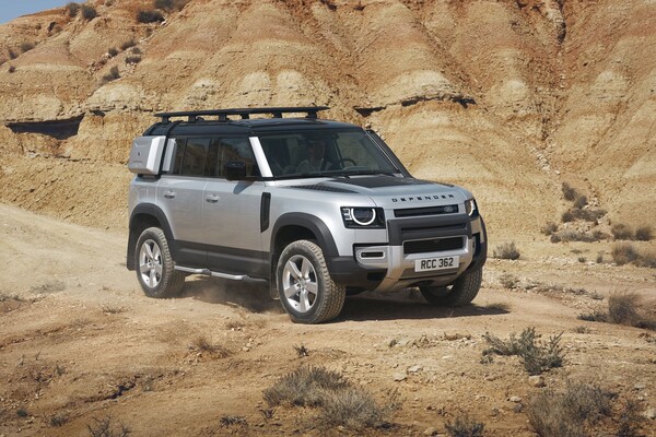 Land Rover Defender mostrando su perfil lateral en terreno desértico