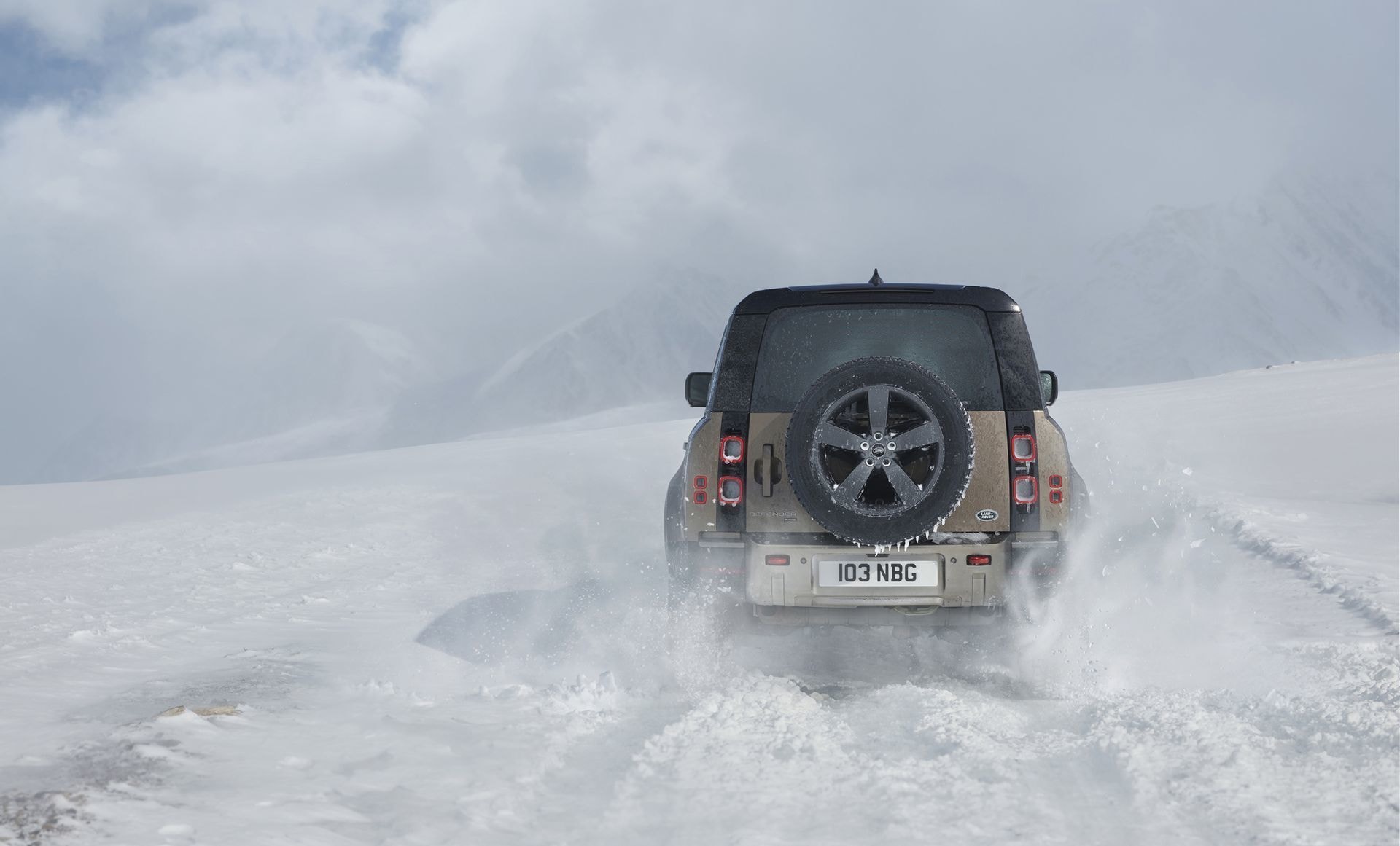 Visión trasera del Defender dejando atrás un paisaje níveo