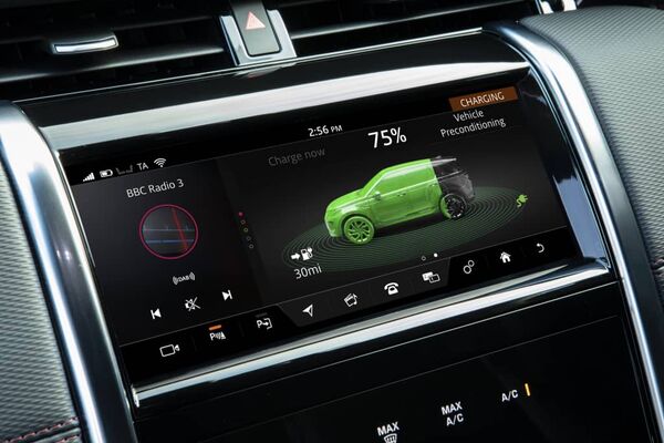 Sistema de infotainment con la información de carga del híbrido. Sistema de infotainment con la información de carga del híbrido.