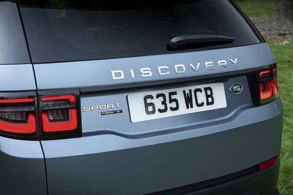 Detalle del portón trasero y diseño de las luces del Discovery Sport. Detalle del portón trasero y diseño de las luces del Discovery Sport.