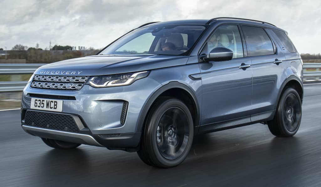 Vista dinámica del Land Rover Discovery Sport Híbrido en carretera
