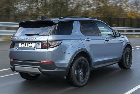 Vista dinámica del Land Rover Discovery Sport en carretera. Vista dinámica del Land Rover Discovery Sport en carretera.