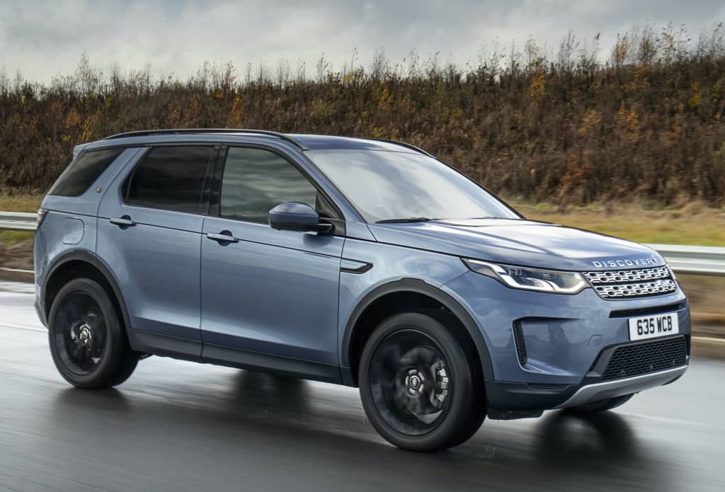 Vista en movimiento del Discovery Sport mostrando su perfil lateral.