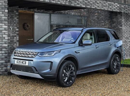 Perspectiva lateral frontal del Discovery Sport que destaca su diseño. Perspectiva lateral frontal del Discovery Sport que destaca su diseño.