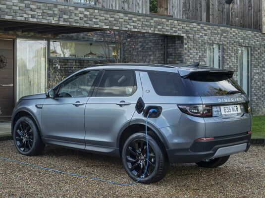 Perfil lateral que muestra la línea y diseño del Discovery Sport. Perfil lateral que muestra la línea y diseño del Discovery Sport.
