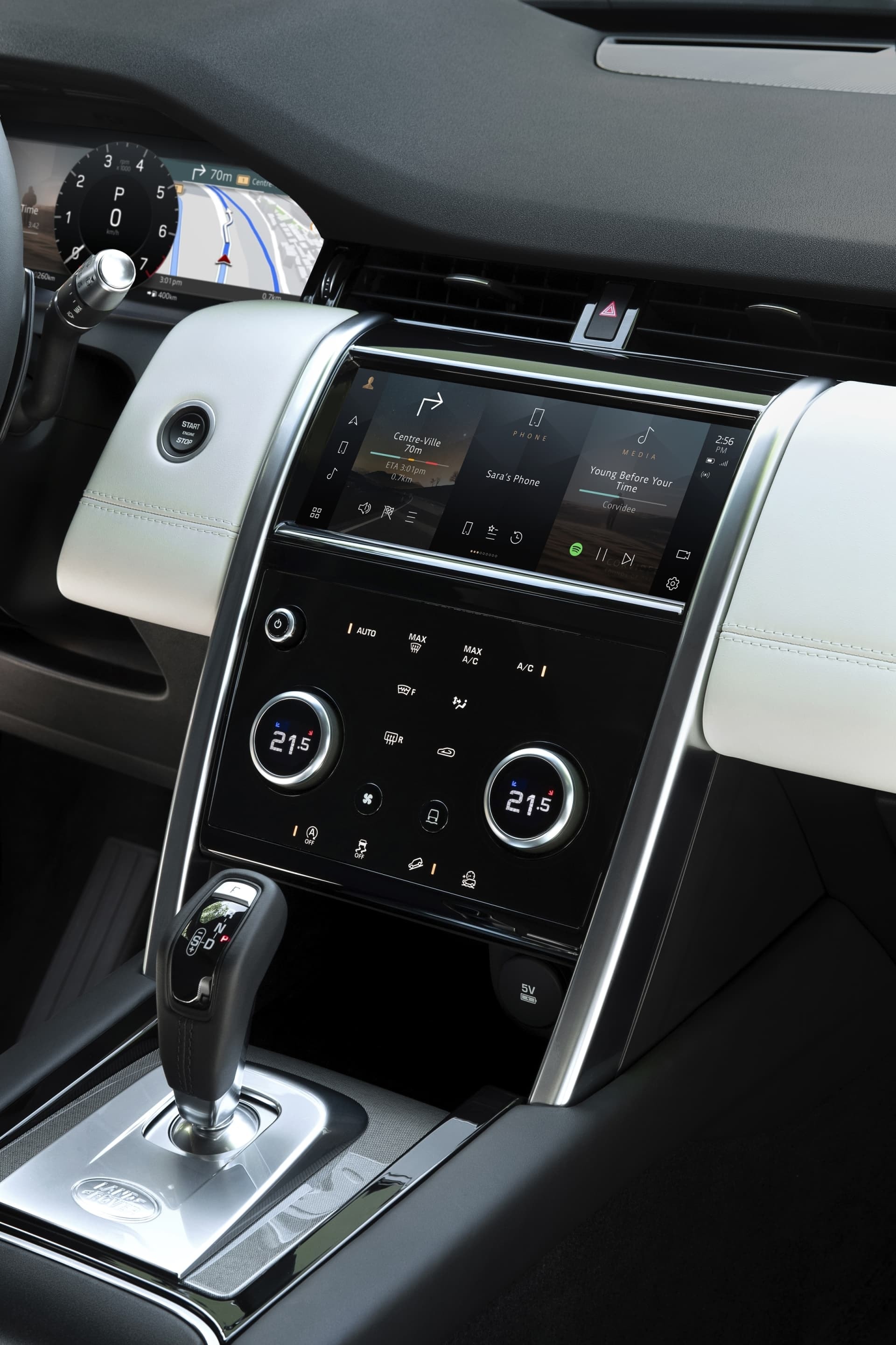 Vista detallada de la consola central y la disposición ergonómica de los controles.