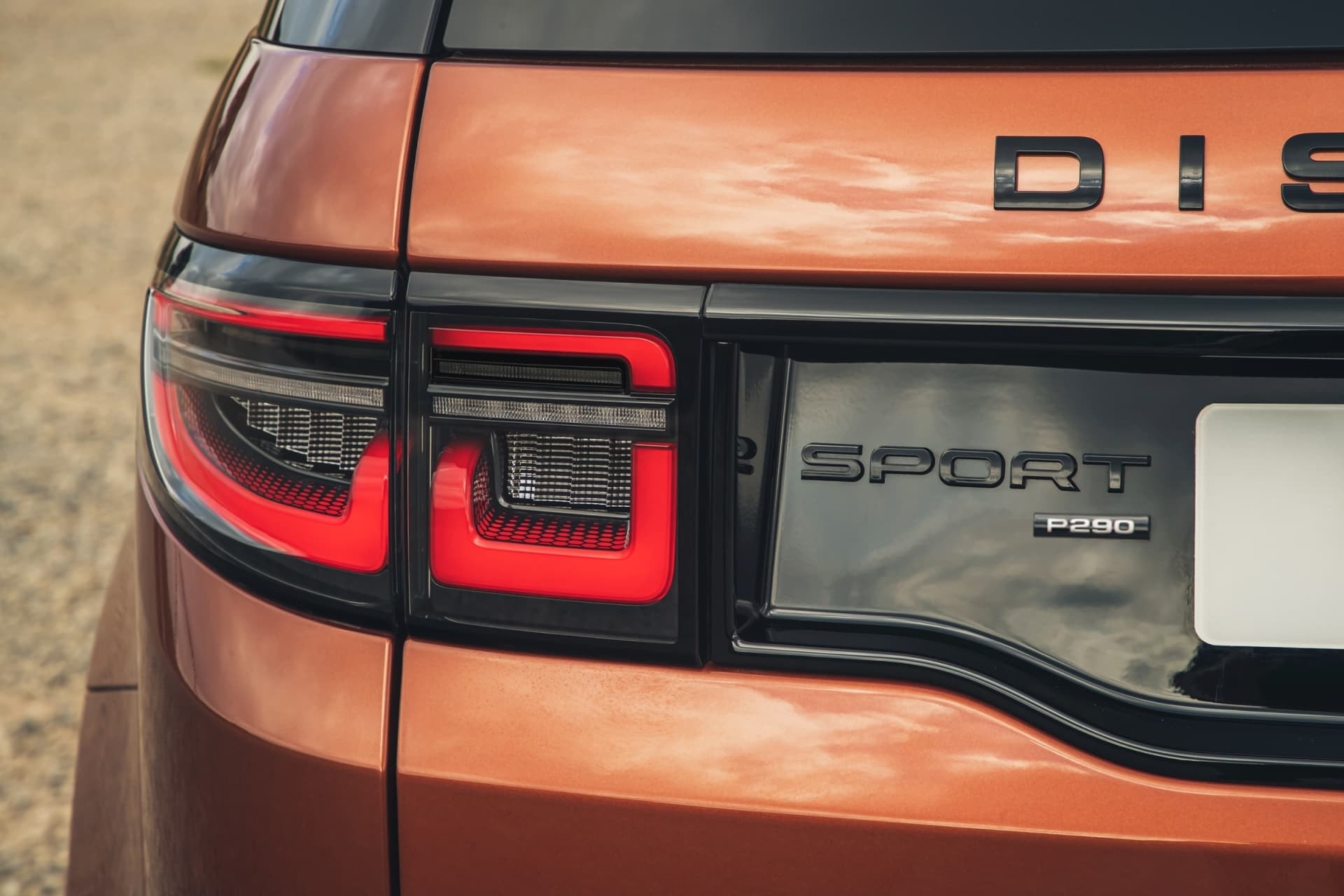 Imagen cercana de las luces traseras y badging del Discovery Sport.