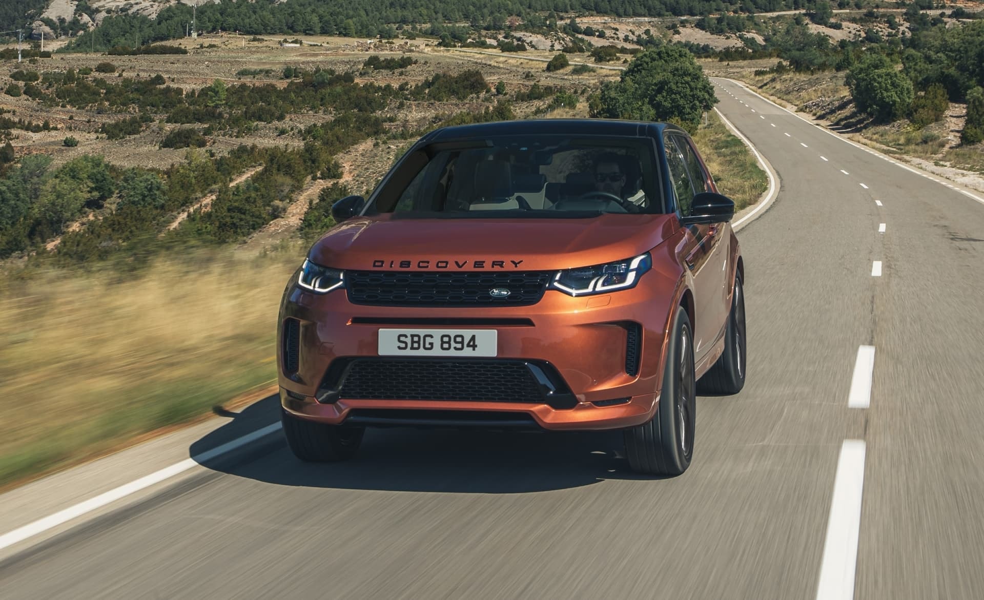 El Discovery Sport en acción, destacando su presencia y capacidad en carretera.