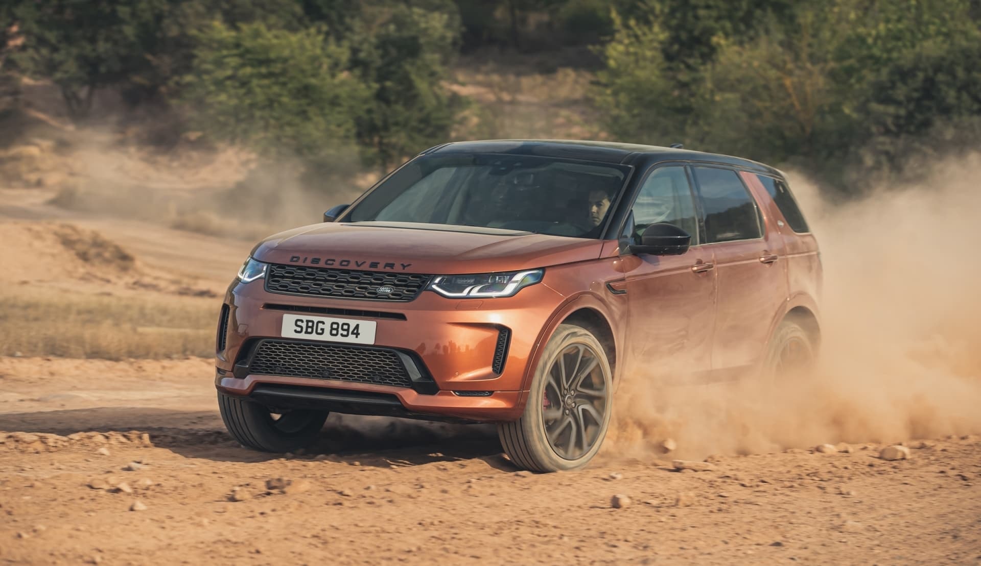 Imagen dinámica del Discovery Sport mostrando su capacidad todoterreno.