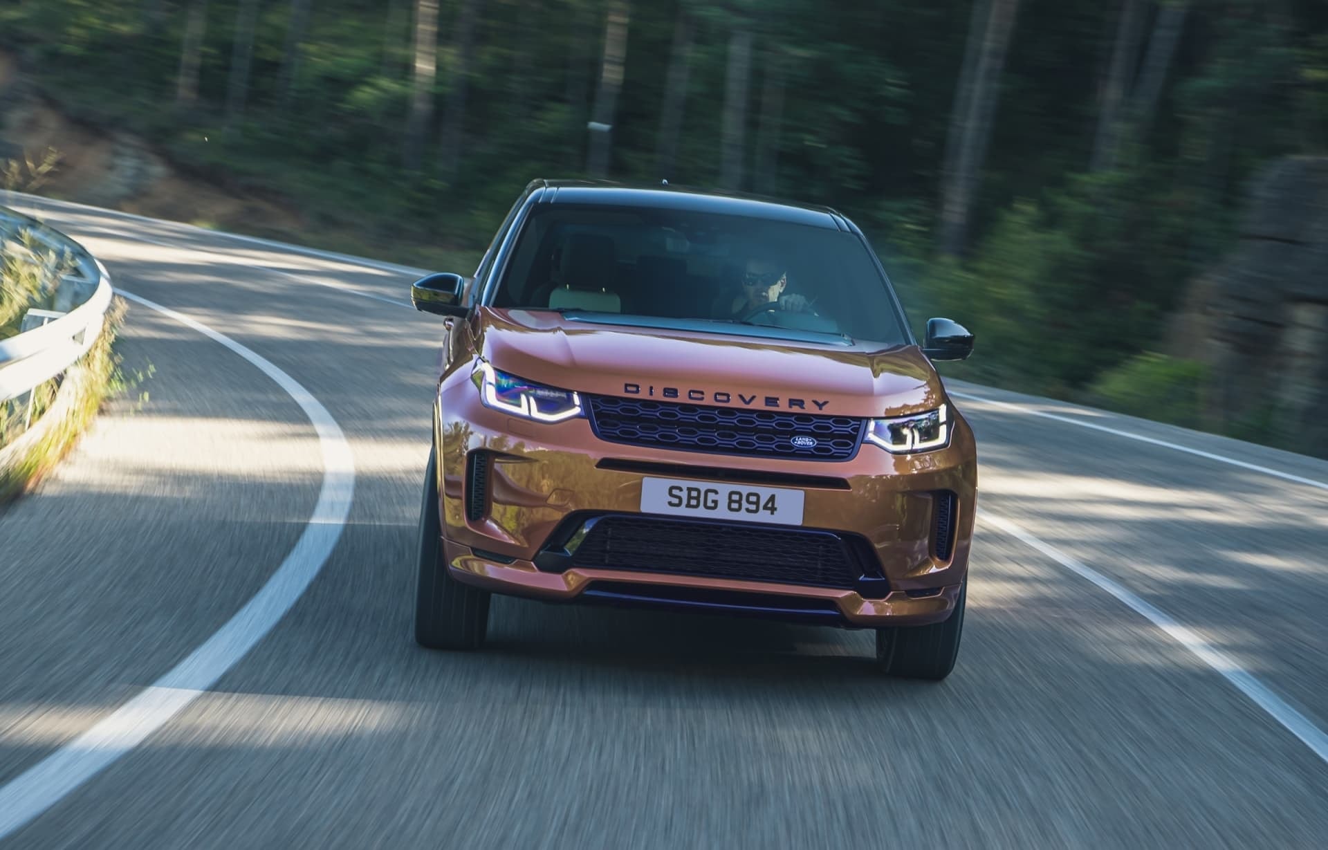 Land Rover Discovery Sport en acción, vista delantera en carretera.