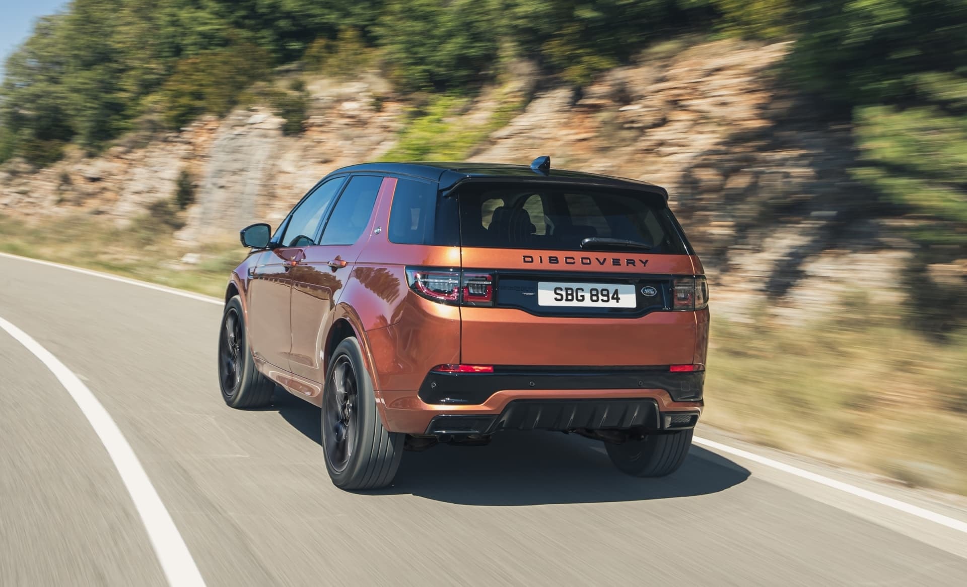 Imagen trasera del Land Rover Discovery Sport en movimiento.