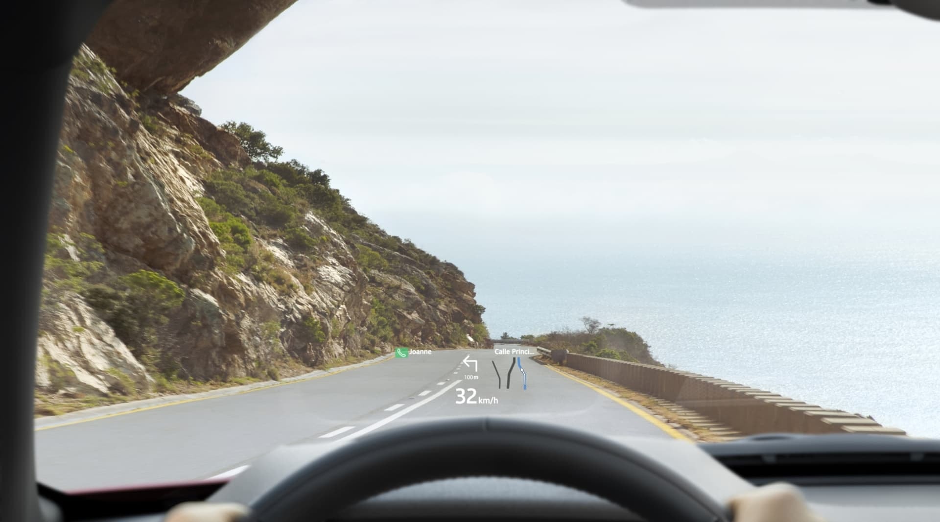 Perspectiva del conductor con el sistema Head-Up Display proyectando datos en el parabrisas.