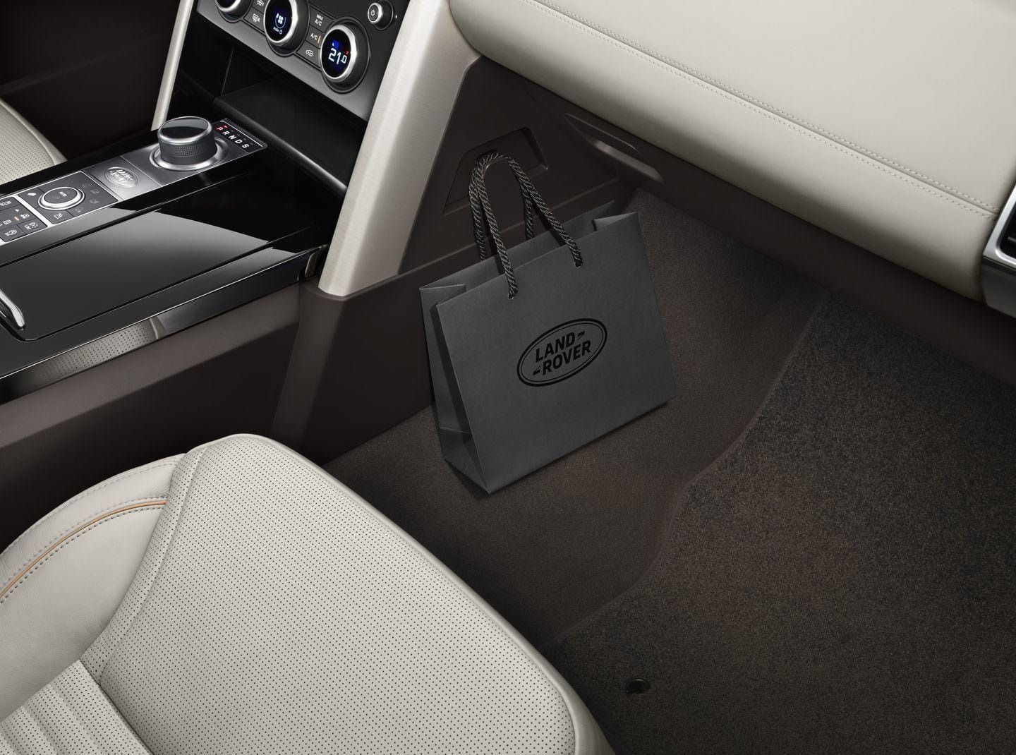 Vista del espacio de almacenaje lateral en la cabina del Land Rover Discovery.