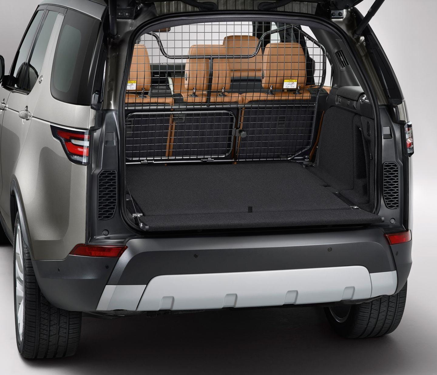 Accesorios de seguridad en el maletero, ideal para carga.