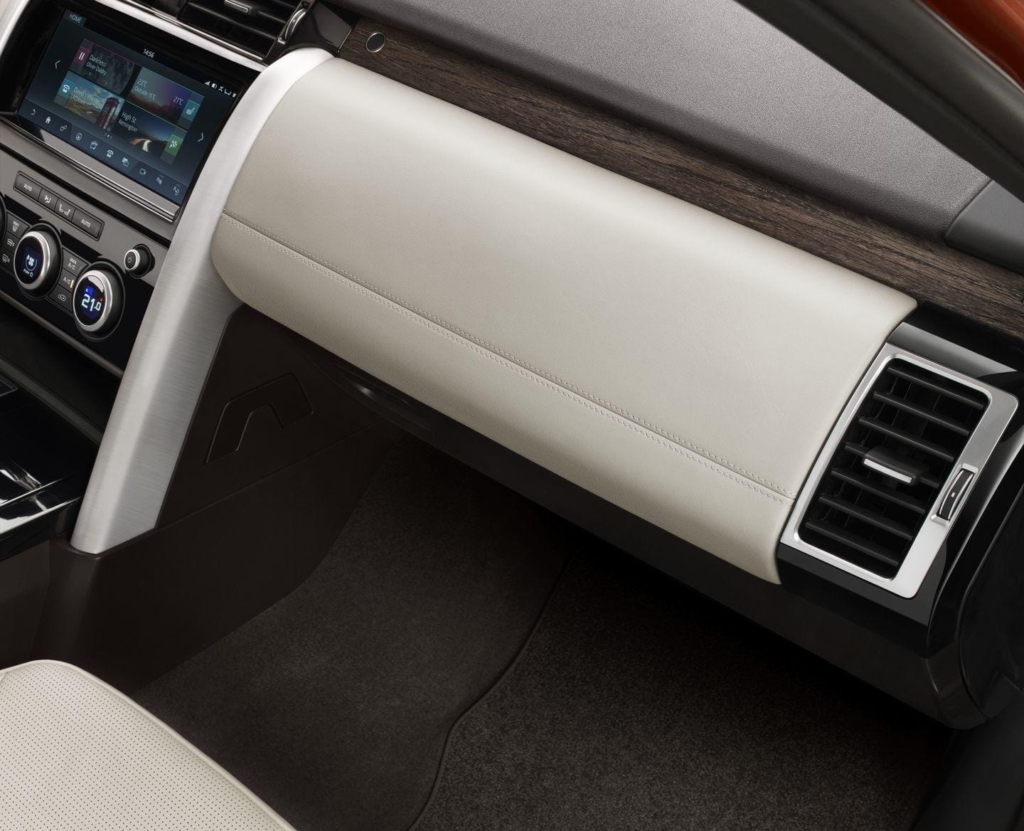 Vista del almacenamiento diseñado para pasajero en Land Rover Discovery.