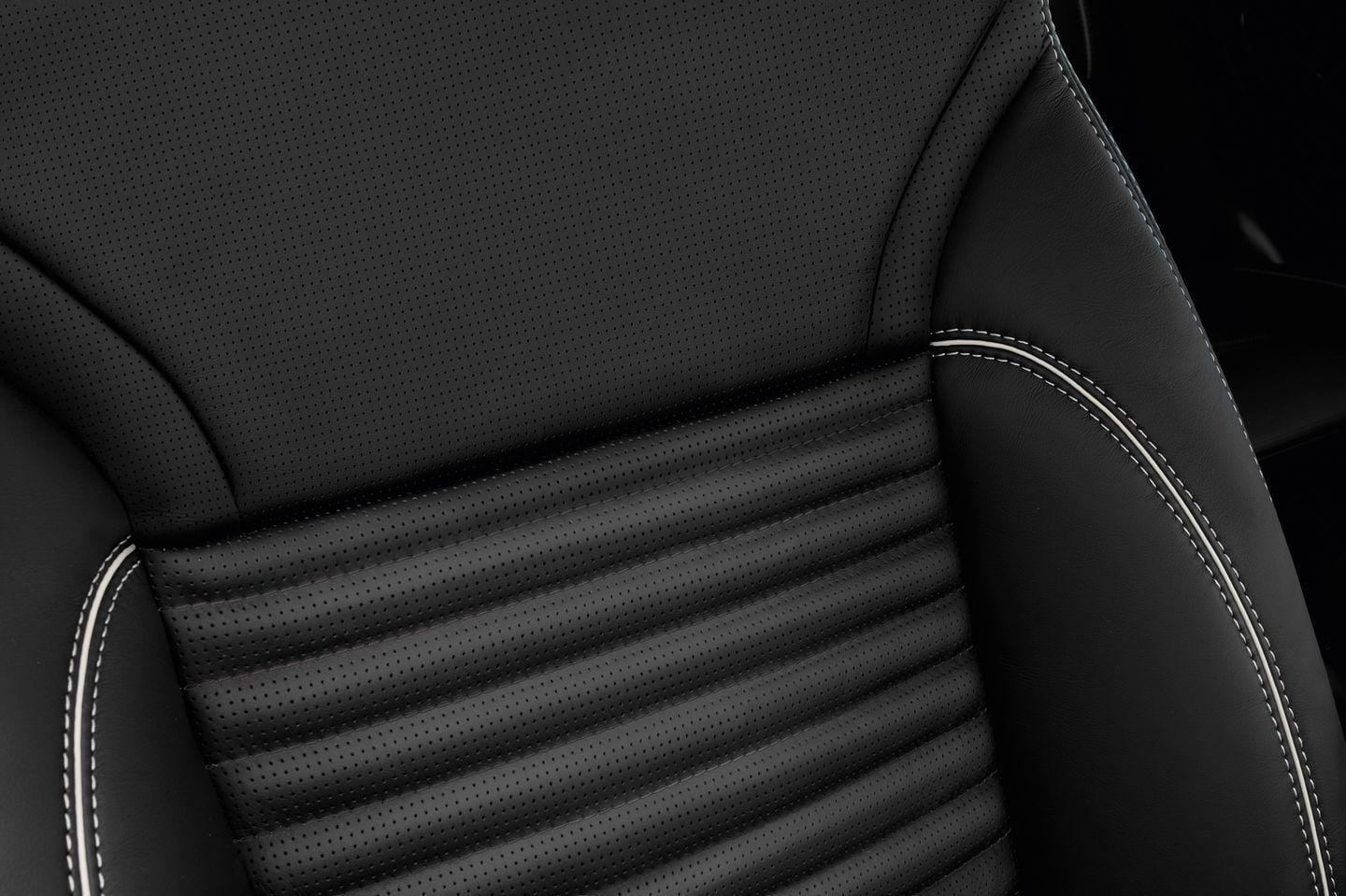 Detalle del tapizado en cuero de los asientos del Discovery, reflejo de lujo y confort.