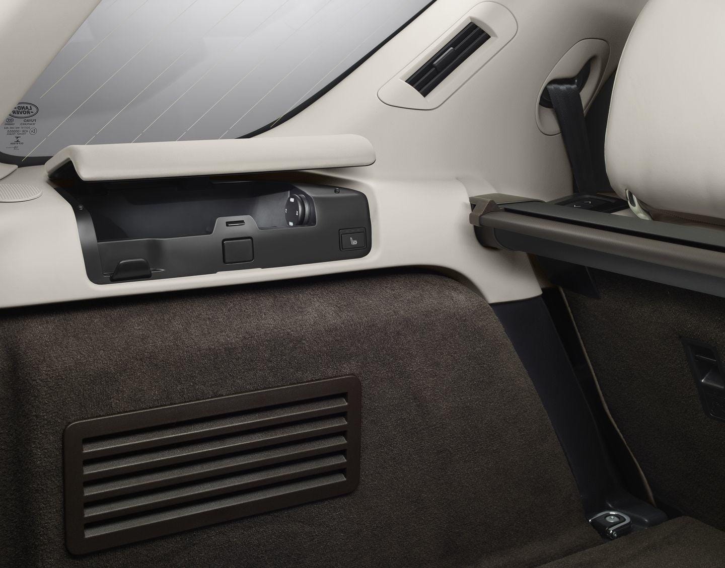 Asientos traseros del Land Rover Discovery plegados para aumentar espacio de carga.