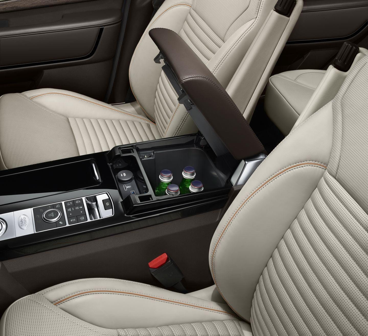 Consola central trasera con controles y almacenamiento.