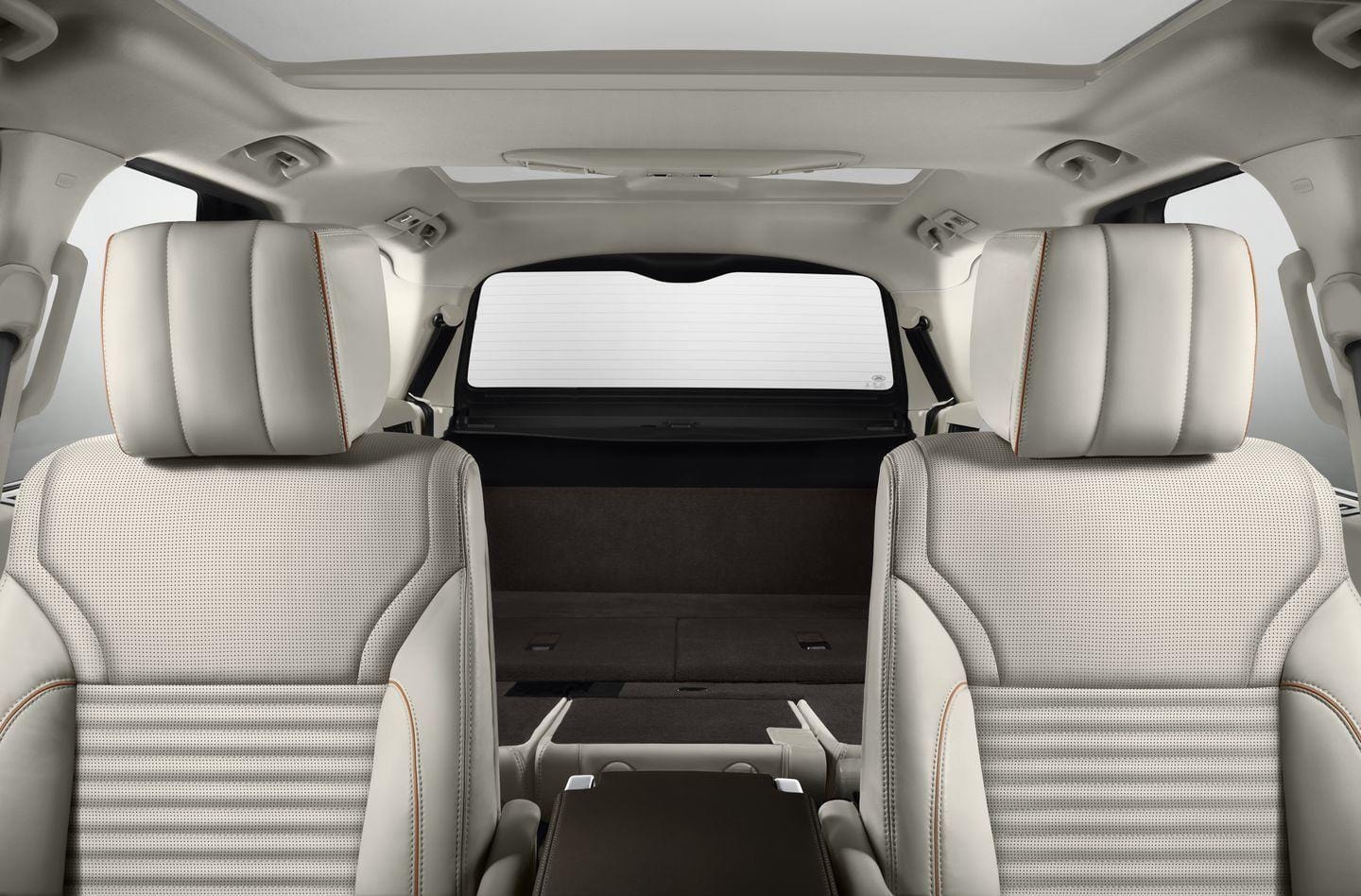 Perspectiva de los asientos traseros y la configuración 2+3 del Land Rover Discovery.