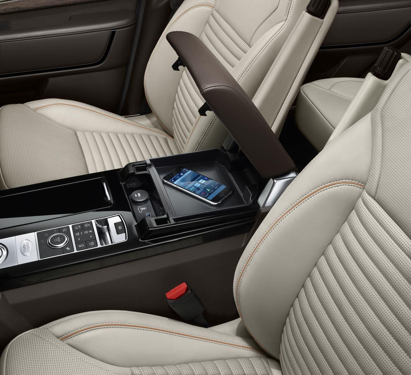 Pantalla de control táctil en la consola de asientos traseros.