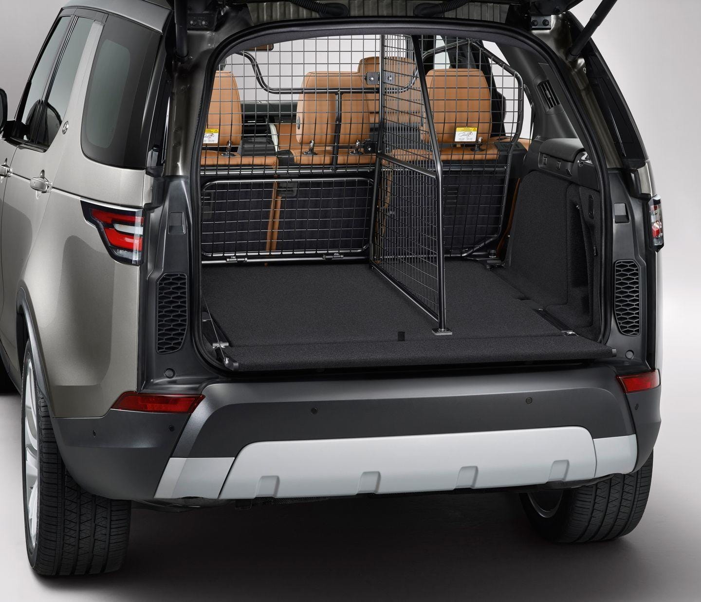 Detalles del sistema de carga segura en el maletero del Discovery.