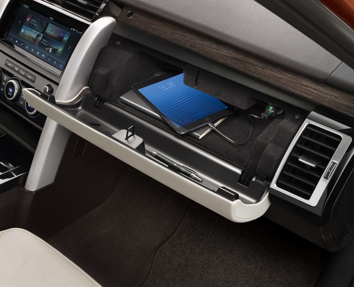 Detallada apertura del compartimento central del Land Rover Discovery.