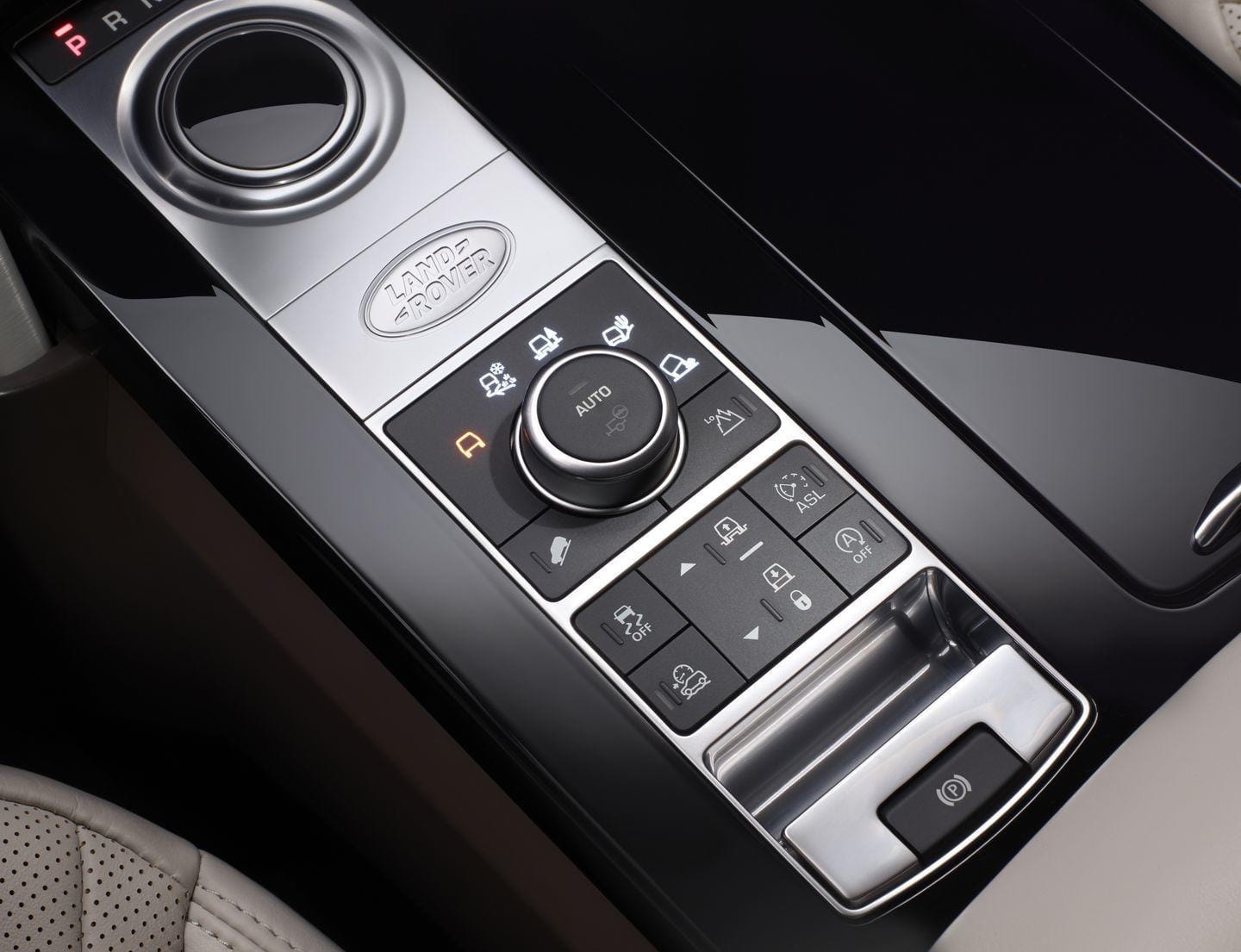 Detalle de la consola central del Land Rover Discovery, con enfoque en la ergonomía.