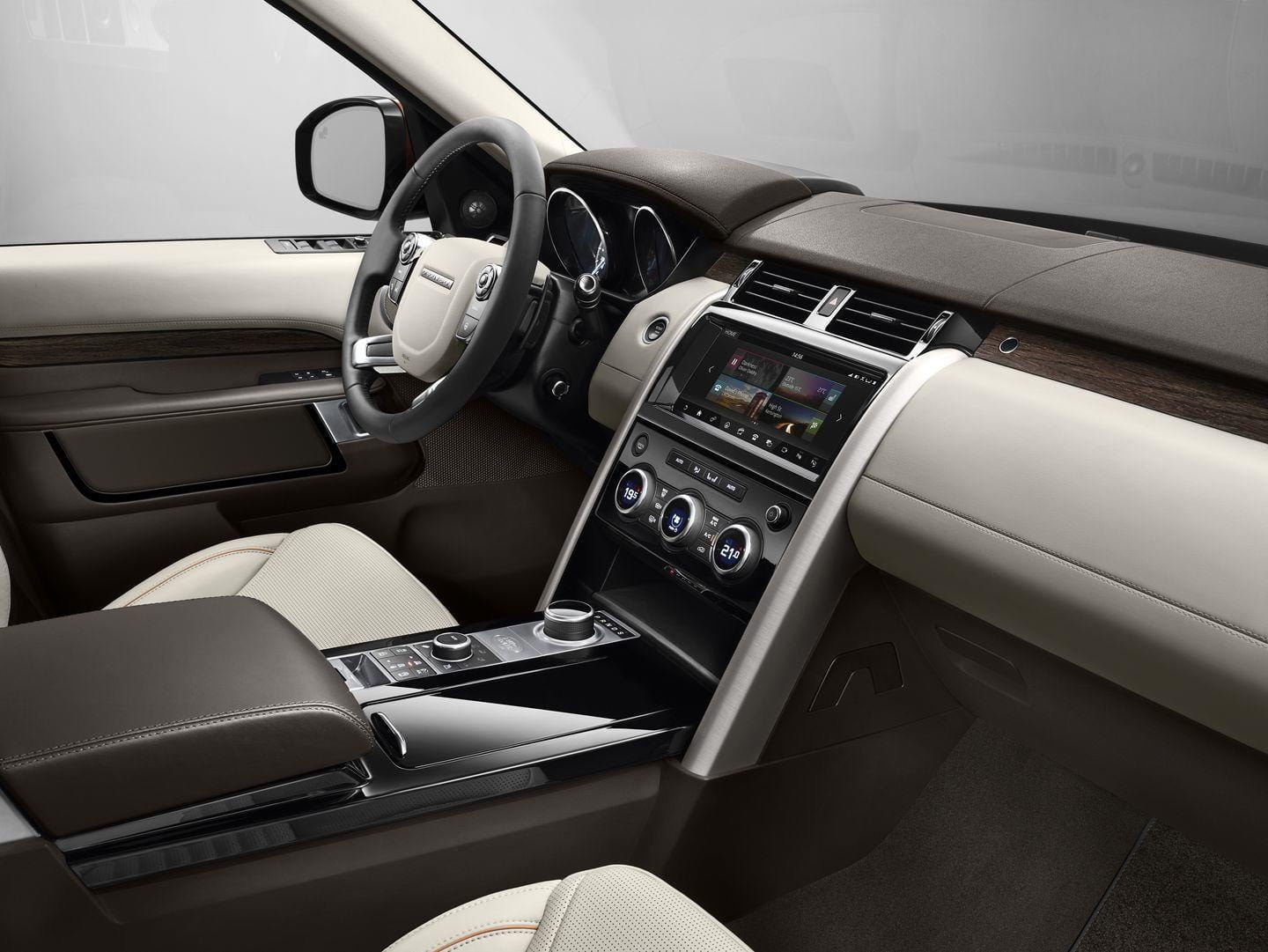 Vista completa de la consola central y tablero.