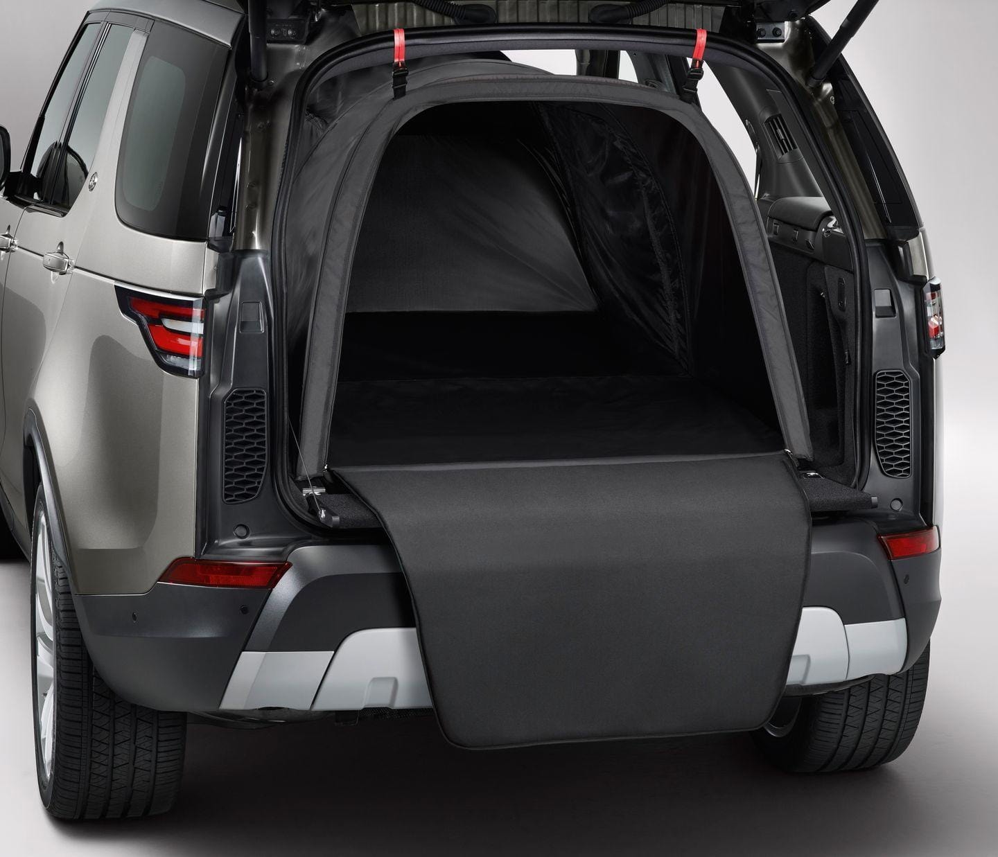 Cubierta flexible de maletero para proteger la carga.