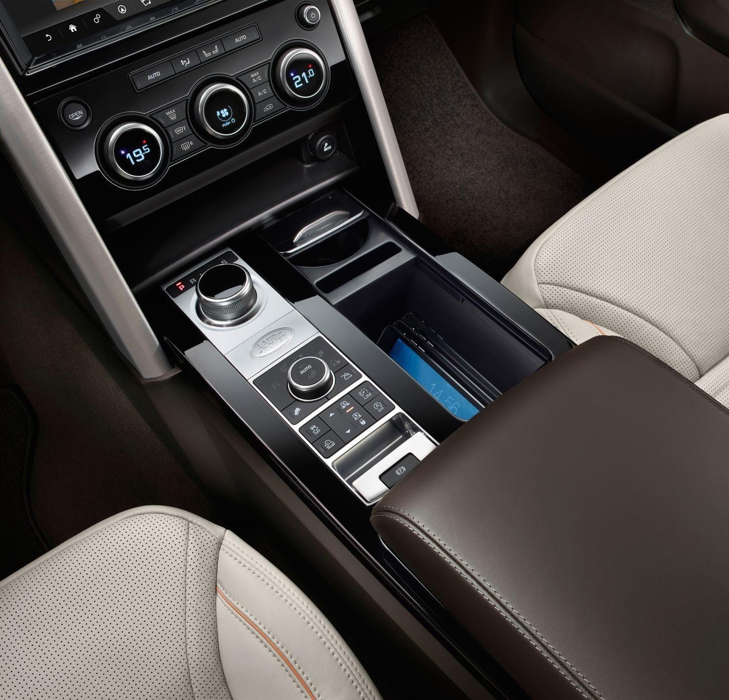 Visión cercana de los acabados y controles de la consola del Land Rover Discovery.